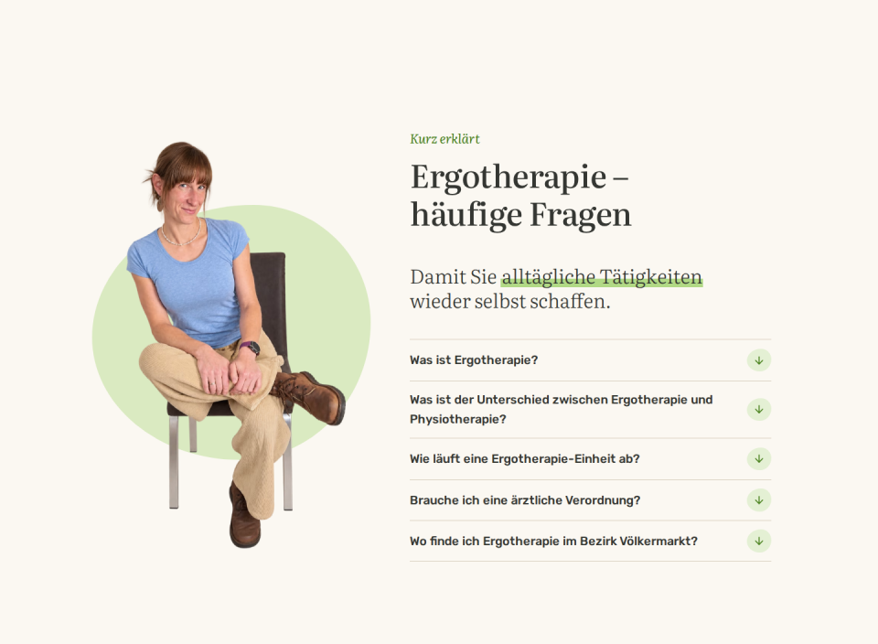 Abschnitt „Ergotherapie – häufige Fragen": Foto von Doris Schumann auf einem Stuhl und fünf aufklappbare Fragen